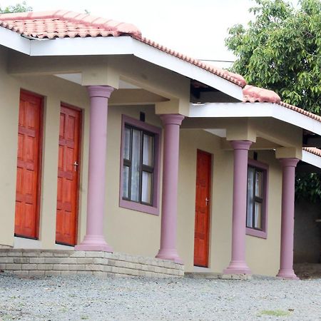 Mbopha Guest House Ulundi Exteriör bild